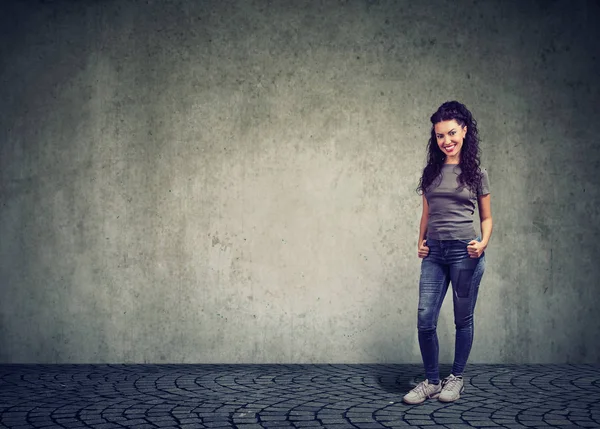 Junge Brünette Lässiger Jeans Und Shirt Steht Auf Grauem Wandhintergrund — Stockfoto