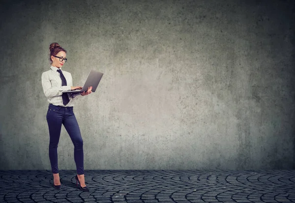 Moderne Junge Selbstbewusste Geschäftsfrau Formalem Outfit Mit Laptop Auf Grauem — Stockfoto