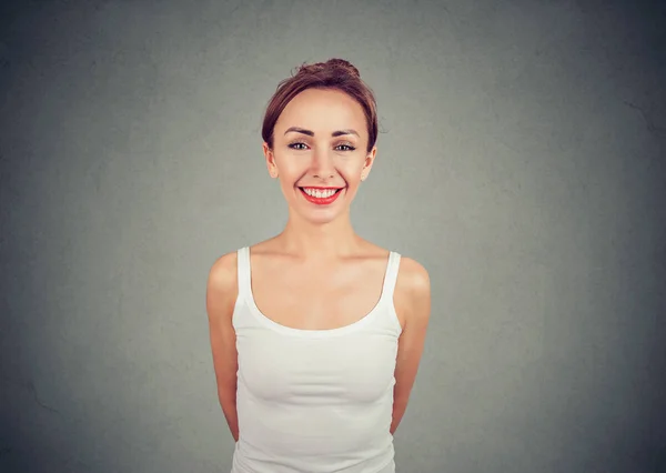 Retrato Encantadora Mujer Joven Camiseta Blanca Sonriendo Adorablemente Cámara Sobre — Foto de Stock