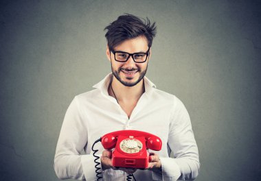 Resmi adam beyaz gömlek ve kırmızı telefon müşteri hizmetleri için çalışma tutan gözlük gülümseyen