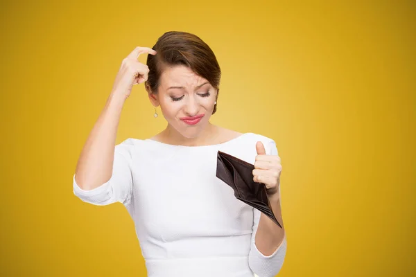 Young Woman Scratching Head Looking Empty Wallet Having Money — Stock Photo, Image