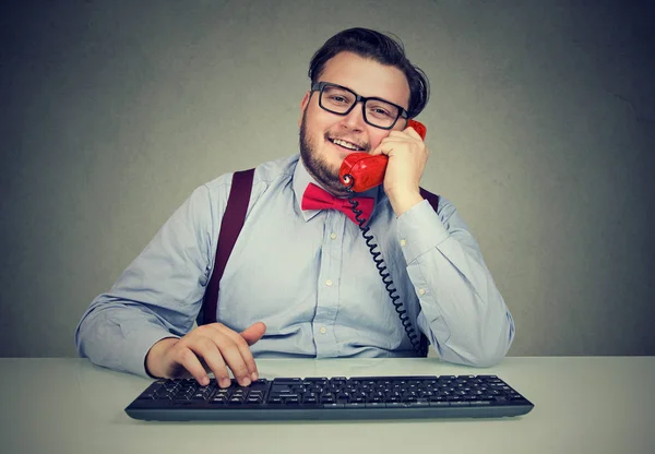 Mann Mit Fliege Sitzt Schreibtisch Computer Telefoniert Büro — Stockfoto