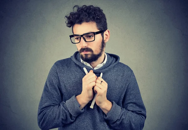 Giovane Uomo Barbuto Che Punta Sensazione Timido Colpevole Situazione Imbarazzante — Foto Stock