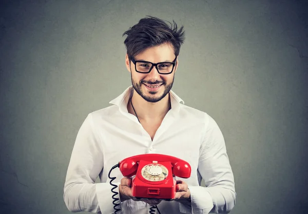 Усміхнений Офіційний Чоловік Білій Сорочці Окулярах Тримає Червоний Телефон Працює — стокове фото