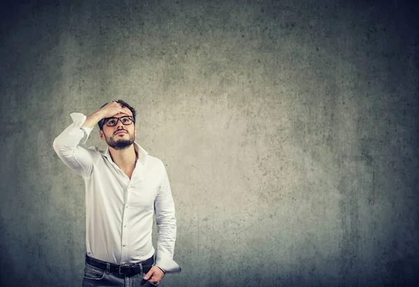 Casual Jongeman Wit Shirt Glazen Problemen Opzoeken Uitdaging Grijze Muur — Stockfoto