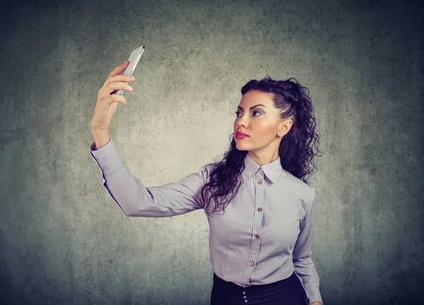 Vackra Vuxen Brunett Formella Outfit Med Smartphone Och Selfie Grå — Stockfoto