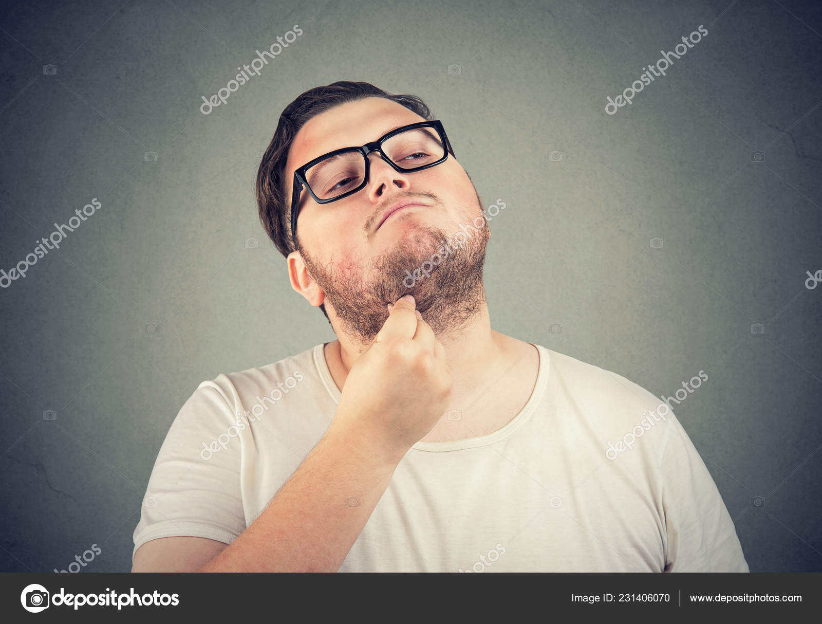 Adulto Homem Gordinho Copos Esfregando Queixo Duplo Desviar Olhar