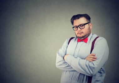 Snob yüz ifadesi ile ciddi bir işadamı portresi 