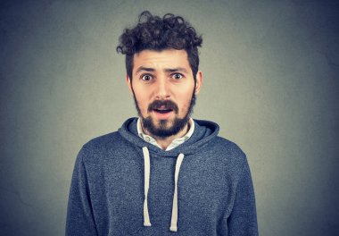 Hayret adam kamera gri arka plan üzerinde şok bakan