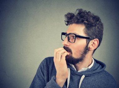panik ve anksiyete tarafına bakıyor olmak tırnak ısırma bardaklarda yetişkin adam 