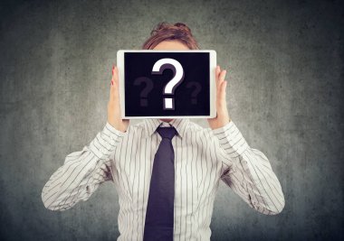 Anonim kadın yüz kişilik internet gizleme tablet gösteren soru işaretiyle kapsayan