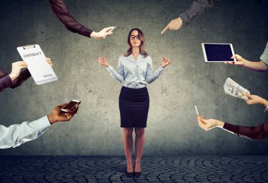 Genç iş kadını meşgul Kurumsal hayatın stres rahatlatmak için meditasyon