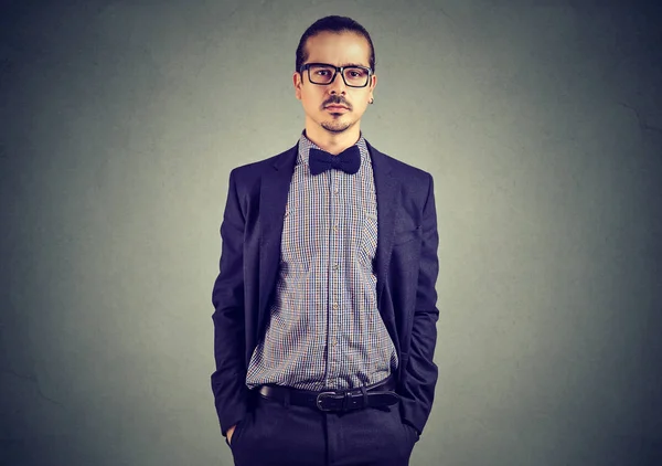 Stilig Ung Man Bär Trendiga Kostym Och Glasögon Håller Händerna — Stockfoto