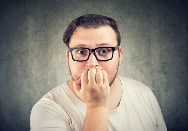 Chunky Volwassen Man Glazen Paniek Angst Kijken Camera Nagels Bijten — Stockfoto