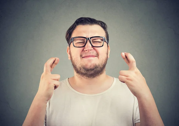 Volwassen Mollige Man Glazen Fronsen Het Maken Van Wens Tijdens — Stockfoto