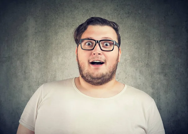 Glücklich Übergewichtiger Mann Mit Brille Schaut Schockiert Und Erstaunt Auf — Stockfoto