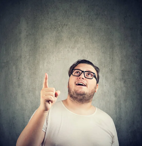 Volwassen Overgewicht Man Bril Omhoog Met Vinger Kijken Verbaasd Met — Stockfoto