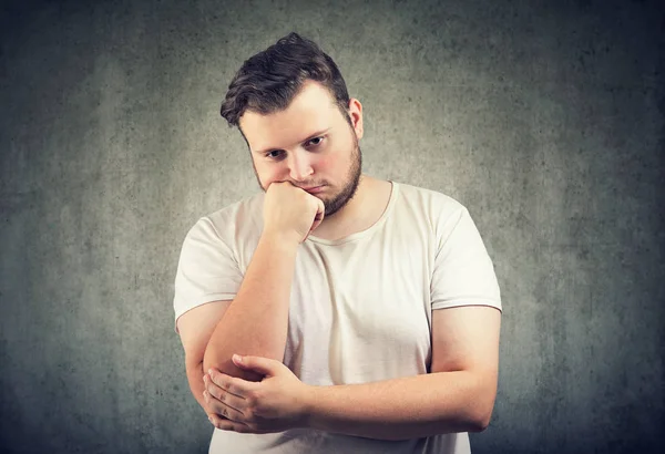 Casual Volwassen Zwaarlijvige Man Leunend Hand Having Werkstuk Zoek Ongelukkig — Stockfoto