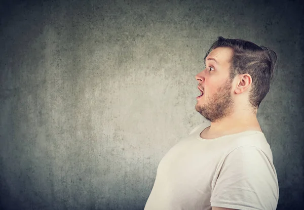 Vista Laterale Dell Uomo Paffuto Shirt Bianca Che Distoglie Sguardo — Foto Stock