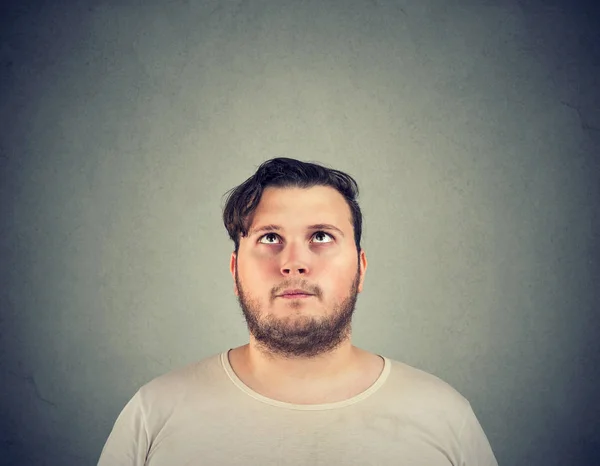 Dospělí Vousatých Obézní Muž Vzhlédl Uvažuje Šedém Pozadí — Stock fotografie