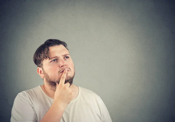 Volwassen Dikke Man Aanraken Van Lippen Met Vinger Kijken Weg — Stockfoto