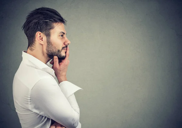 Hombre Adulto Tocando Los Labios Con Dedo Mirando Hacia Otro —  Fotos de Stock