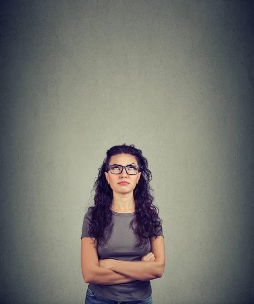 Gri arka plan üzerinde düşünürken seyir bardaklarda dalgın kadın