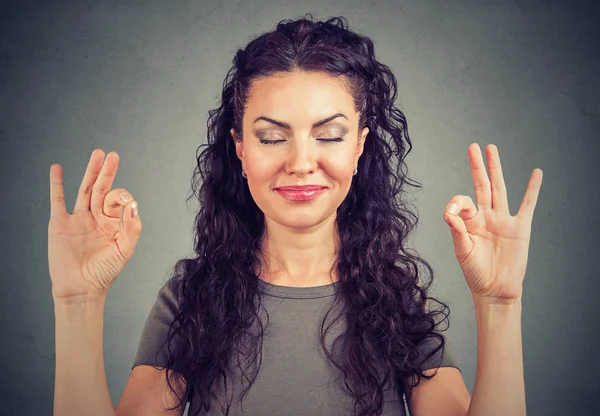 Jovem Mulher Mãos Dadas Sinais Manter Olhos Fechados Relaxamento Meditação — Fotografia de Stock