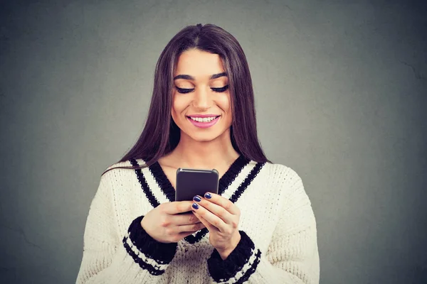 Innehåll Vacker Kvinna Vit Tröja Surfar Smartphone Glatt — Stockfoto