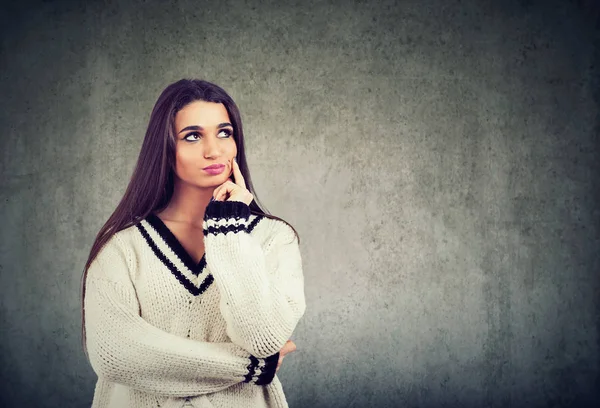 Hedendaagse Etnische Vrouw Witte Trui Zoek Weg Gedachten Contemplatie — Stockfoto