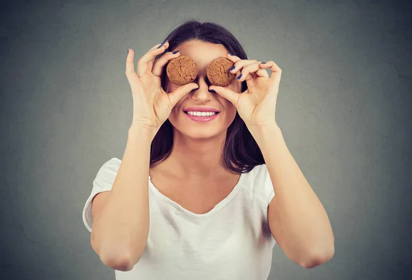 Mignonne Jeune Femme Tenant Des Cookies Devant Ses Yeux Souriant — Photo