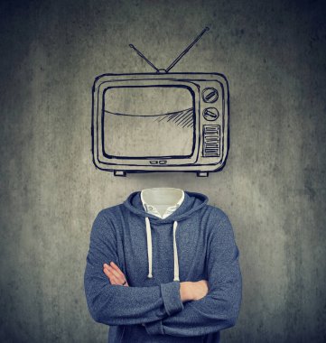 kafa üstü gri duvar arka plan yerine televizyon bağımlısı adam 