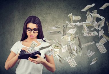 Üzgün genç kadın dışarı uçup para Doları banknot ile cüzdanını arıyorsunuz 