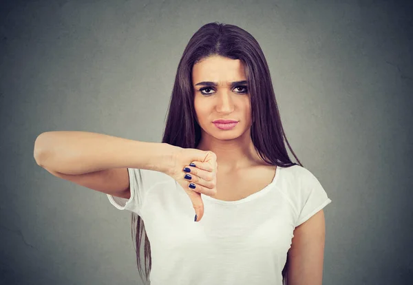 Θυμωμένος Δυστυχισμένη Γυναίκα Στο Λευκό Shirt Προβολή Αντίχειρες Κάτω Χειρονομία — Φωτογραφία Αρχείου