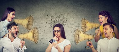 Grup birden fazla kredi kartı ile karışık bir kadına megafon bağırarak iş adamları 
