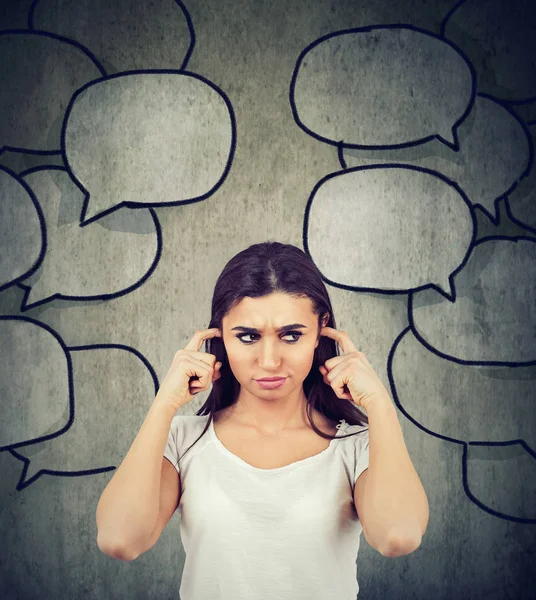 Frustrato Donna Stressata Che Copre Con Mani Orecchie Stanco Troppe — Foto Stock