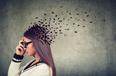 Demans veya beyin hasarı nedeniyle hafıza kaybı. Bir kadının baş kısımları azalmış zihin işlevi sembolü olarak kaybetme yan profili.