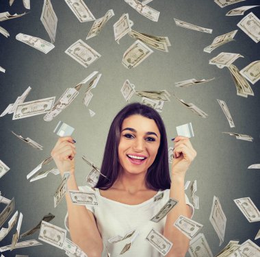 Bir kredi kartı tutan mutlu borç ücretsiz kadın para yağmur altında iki adet kesilmiş