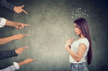 Seni suçluyordum. Endişeli sürpriz kadın parmakları ona işaret farklı kişiler tarafından yargılanma. Negatif insan duyguları hissediyor