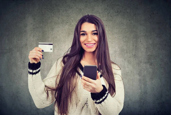 Retrato Uma Jovem Mulher Feliz Mostrando Cartão Crédito Enquanto Segurando — Fotografia de Stock