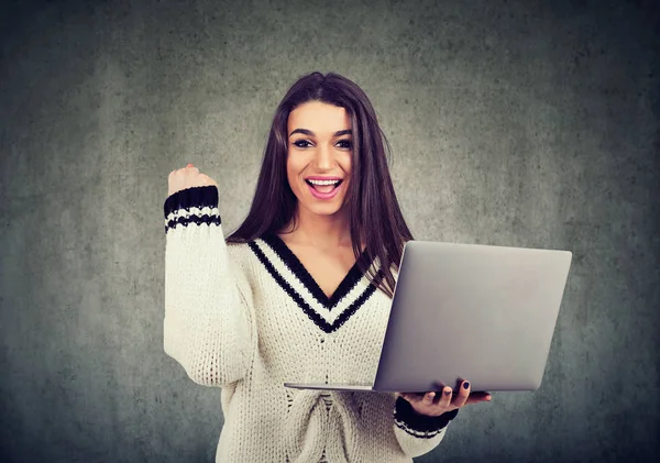 Ritratto Una Giovane Ragazza Eccitata Che Tiene Computer Portatile Celebra — Foto Stock