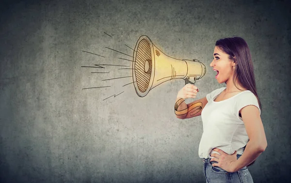 Seitenansicht Einer Frau Weißen Shirt Die Neuigkeiten Verbreitet Und Über — Stockfoto