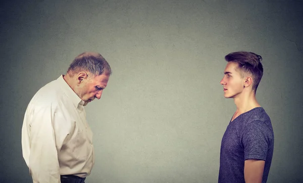 Joven Hombre Guapo Mirando Anciano Deprimido Mismo — Foto de Stock