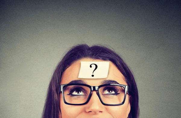 Myślenie Kobietę Okularach Znakiem Zapytania Patrząc Tle Szarej Ścianie — Zdjęcie stockowe