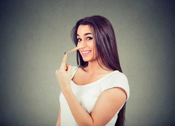 Donna Bugiarda Felice Con Naso Lungo Isolato Sfondo Grigio Emozioni — Foto Stock