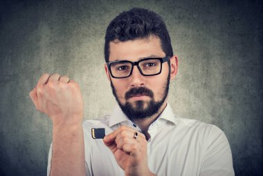 Genç adam bir mikroçip deri altında implant isteyen holding 