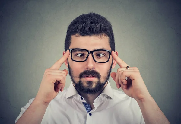 Hombre en gafas con estrabismo —  Fotos de Stock