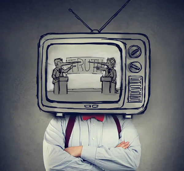 Viciado em notícias falsas homem com televisão em vez de sua cabeça assistindo TV — Fotografia de Stock
