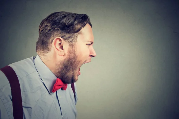 Retrato de um homem zangado gritando — Fotografia de Stock