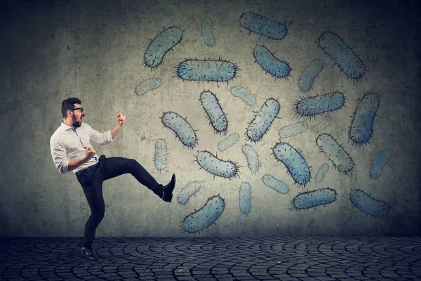 Wütender selbstbewusster Mann kämpft gegen Bakterien — Stockfoto